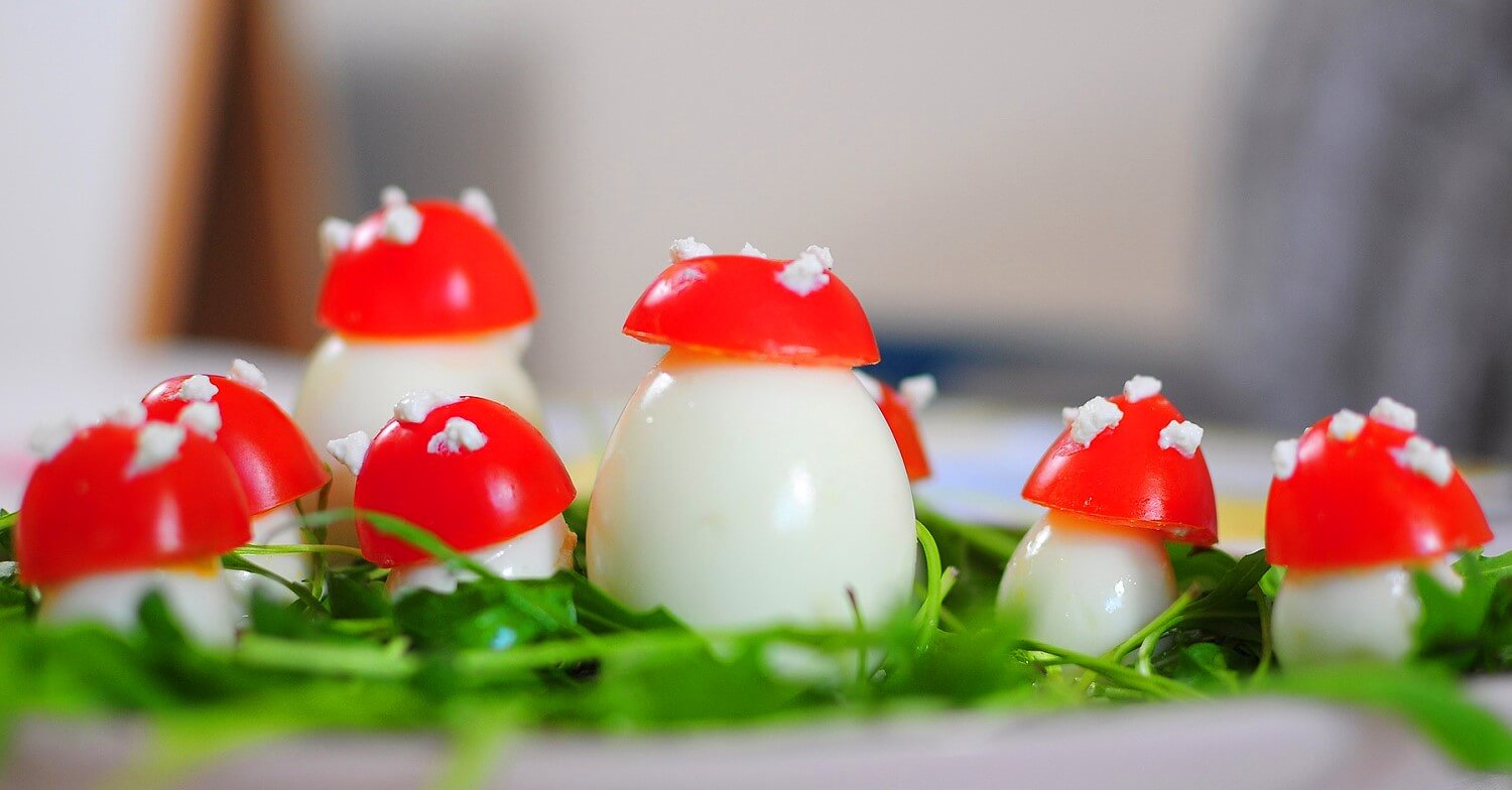 Essen mit Kindern - aus Eiern, Tomaten und Kräuter sind essbare Fliegenpilze gebastelt worden