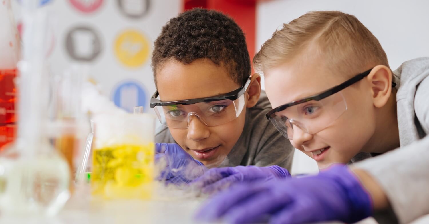 Zwei jungen führen ein Chemie-Experiment durch