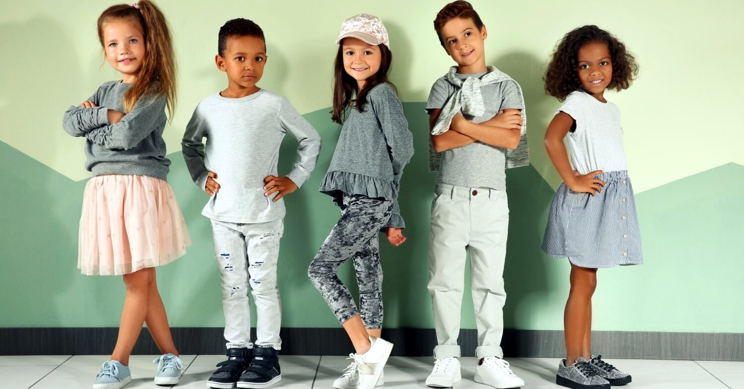 Fünf Kinder präsentieren Mode