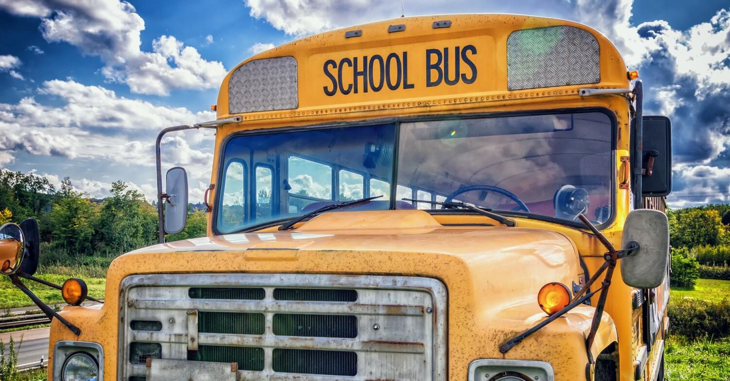 Ein typischer gelber US-Schulbus vor blauem Himmel